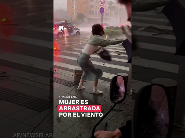 Fuerza del viento arrastra a mujer en China - N+ #Shorts
