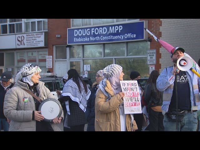 ⁣Rally held to reverse controversial keffiyeh ban at Queens Park