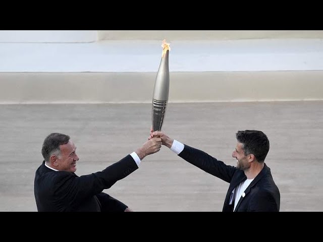 ⁣Cérémonie de remise de la flamme olympique à la ville hôte Paris