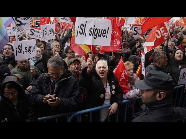 ⁣Los socialistas muestran su apoyo a Pedro Sánchez en el Comité de Ferraz y en las calles
