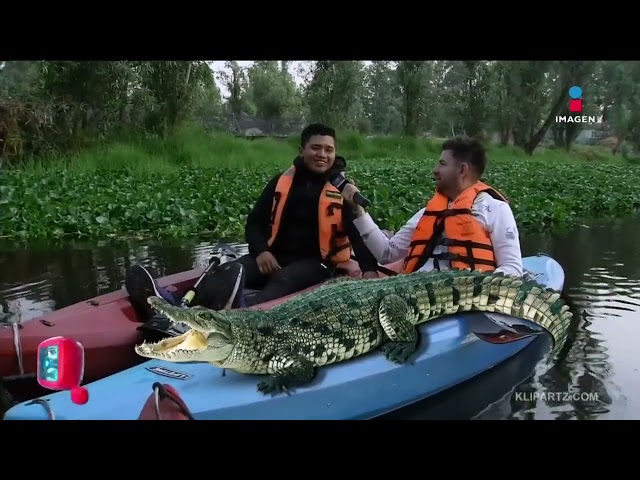 ⁣Alain Arteaga se fue a recorrer los canales de Xochimilco en kayak | Qué Importa