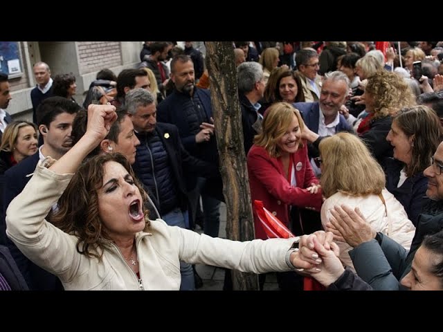 ⁣Des milliers d'Espagnols manifestent pour Pedro Sanchez empêtré dans un scandale de corruption