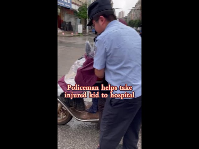 ⁣Policeman helps take injured kid to hospital in China's Guangxi
