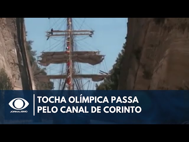 ⁣Tocha Olímpica passa pelo Canal de Corinto