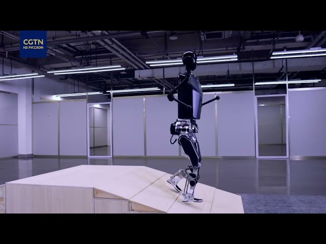 ⁣В Пекине представили первого в мире полностью электрического человекоподобного робота