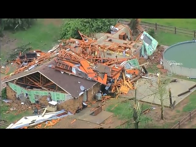 ⁣Tornadoes kill at least 4 in Oklahoma, thousands without power