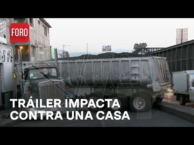 ⁣Tráiler con cascajo se atora en Circuito Interior, CDMX - Las Noticias