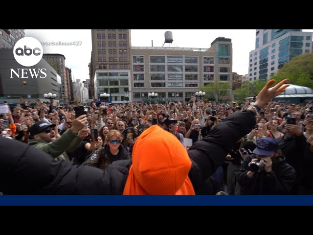 ⁣'Cheeseball Man' delights crowd in New York City