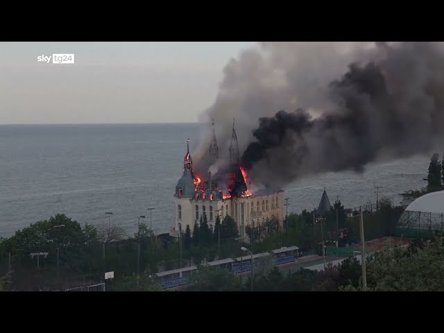 ⁣Ucraina, castello di "Harry Potter" in fiamme causa morti