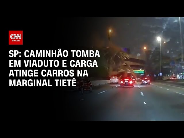 ⁣Caminhão tomba em viaduto e carga atinge carros na Marginal Tietê | LIVE CNN