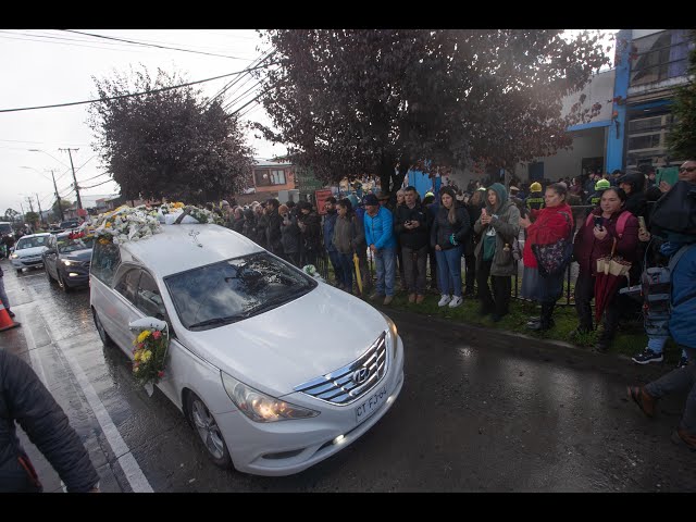 T13 TARDE EN VIVO: Funerales de carabineros en Cañete