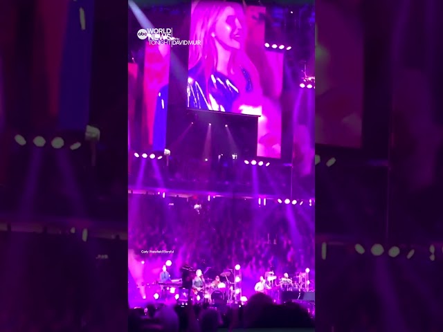 ⁣Billy Joel sings 'Uptown Girl' at New York City show as Christie Brinkley dances along