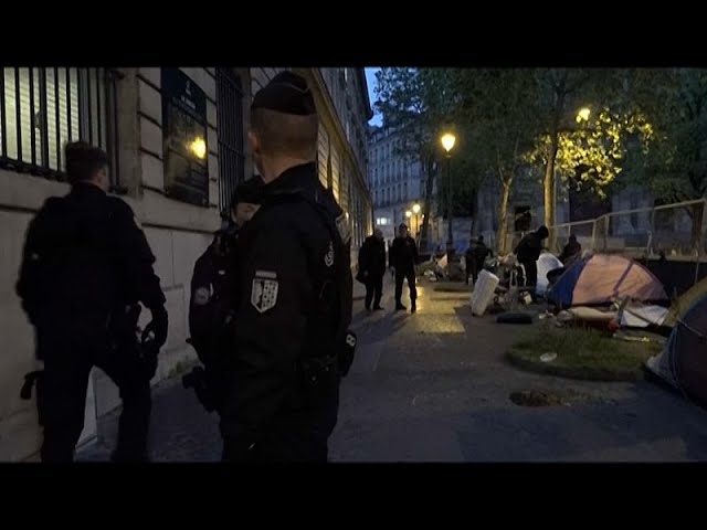 ⁣Desalojan un campamento de migrantes en París antes de los Juegos Olímpicos