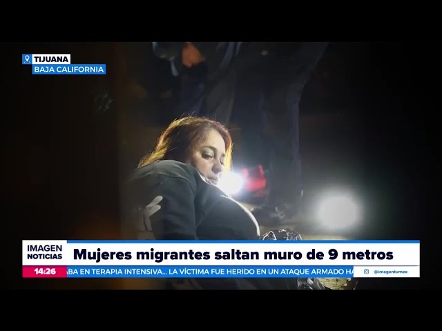 ⁣Tres mujeres migrantes saltan el muro fronterizo de más de nueve metros