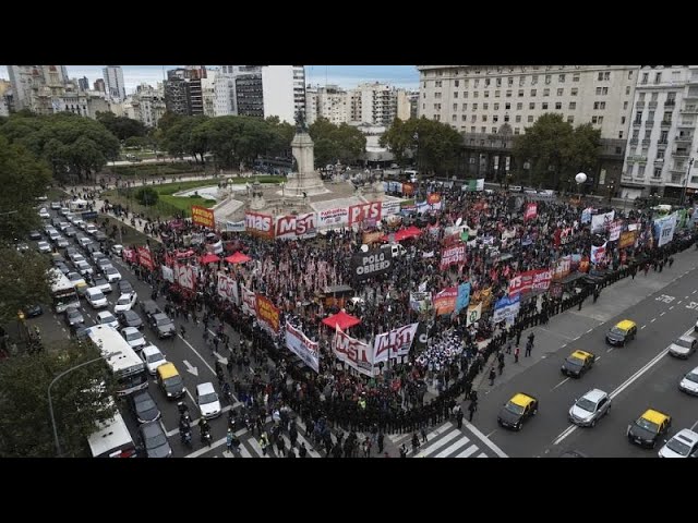 ⁣NO COMMENT: Protestas frente al Congreso de Argentina contra la reforma económica de Milei