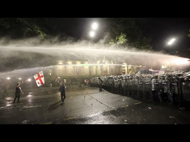 ⁣La Policía carga en una multitudinaria protesta en Georgia mientras el Parlamento debate la 'le