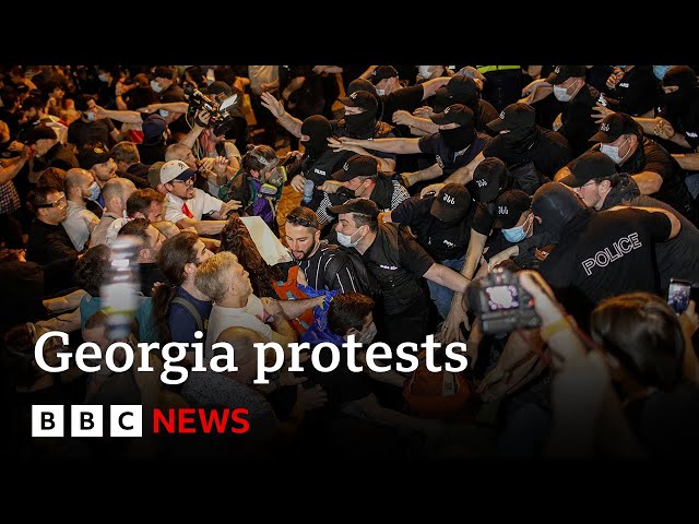 ⁣Georgia: Protesters hit by police water cannons after passing of 'Russian inspired' bill |