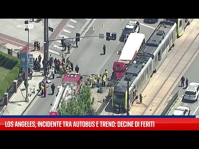 Incidente tra autobus e treno: dozzine di feriti