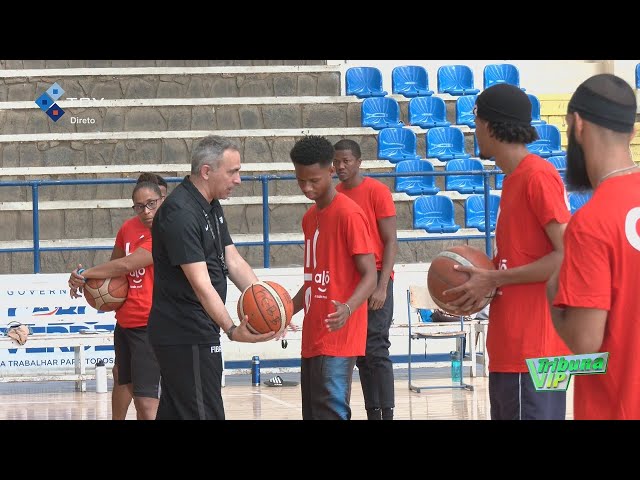 ⁣Formador FIBA Rui Alves está a ministrar curso de nível 1 para treinadores de basquetebol, na Praia