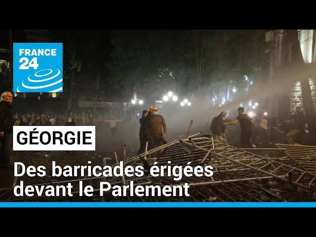 ⁣Géorgie : après une intervention musclée de la police, les manifestants érigent des barricades