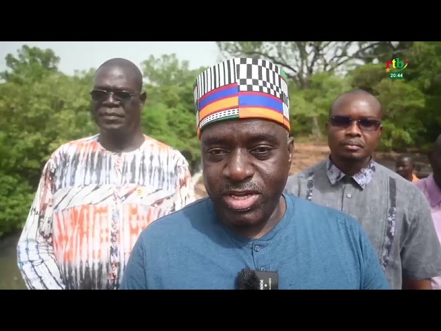 Le ministre de la Culture du Niger, Colonel-major Abdourahamane Amadou sur les dômes de Fabédougou
