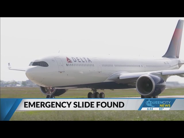 ⁣Emergency slide falls off Boeing Delta flight
