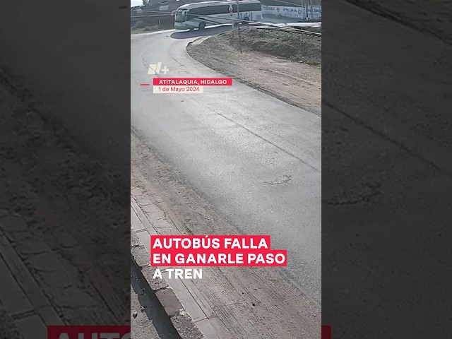 ⁣Muere una persona cuando tren embiste autobús en Hidalgo - N+ #Shorts