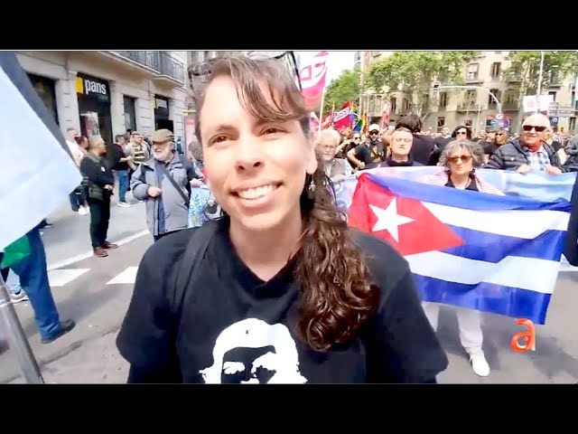 ⁣Exiliado cubano en Barcelona enfrenta a funcionaria castrista que marchaba  en el 1ro de Mayo