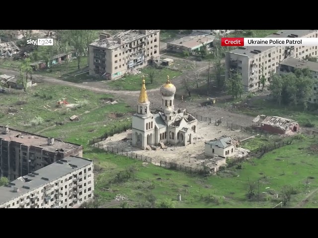 ⁣Ucraina, il drone riprende la distruzione a Chasiv Yar