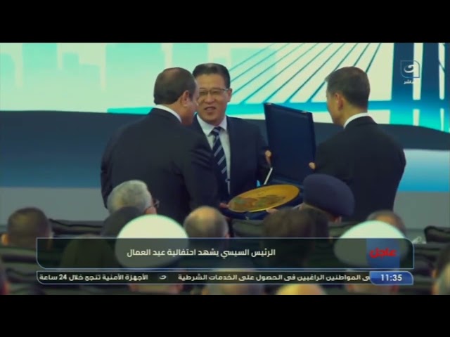 ⁣رئيس مجلس إدارة مجموعة هاير العالمية تشاو يانج، يقدم هدية تذكارية للرئيس عبدالفتاح السيسي.