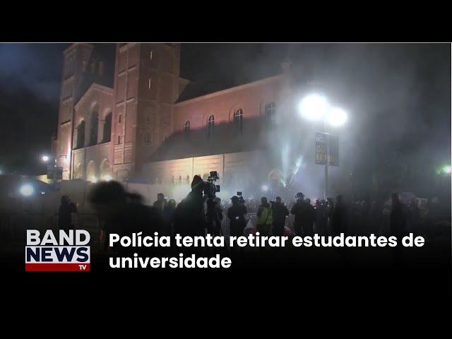 ⁣Polícia tenta retirar estudantes de universidade | BandNews TV
