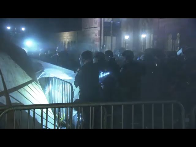 ⁣Police move in, begin dismantling encampment at UCLA