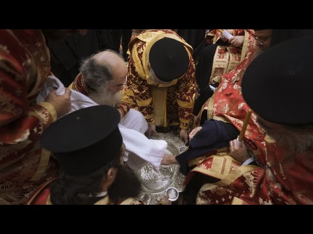 ⁣À Jérusalem les chrétiens orthodoxes ont célébré le rite du « lavement des pieds »