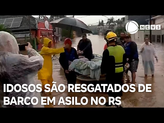 ⁣Idosos são resgatados de barco durante fortes chuvas no Rio Grande do Sul