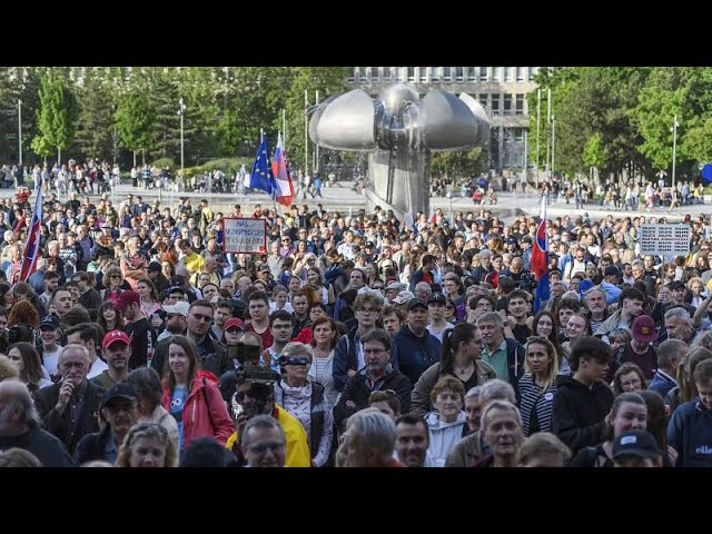 ⁣Thousands rally in Slovakia to protestoverhaul of public broadcasting