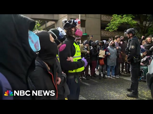 ⁣Police clear library at Portland State University, arrest protesters