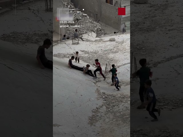 ⁣أطفال يلعبون أعلى ركام مسجد الفاروق بمخيم الشابورة في رفح