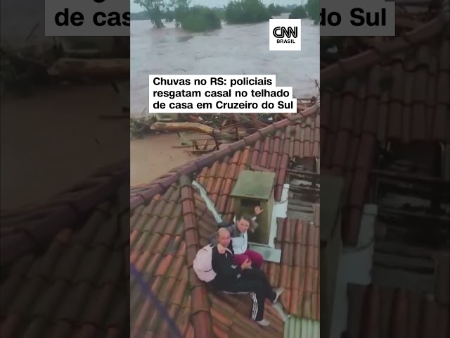 ⁣Chuvas no RS: policiais resgatam casal no telhado de casa durante enchente em Cruzeiro do Sul