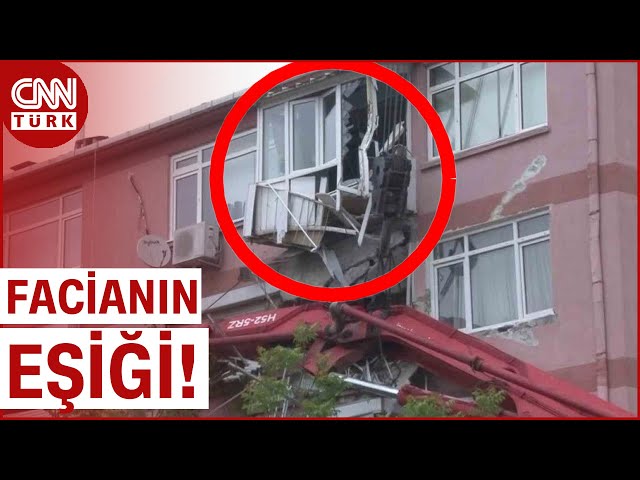 Üsküdar'da Beton Pompa Aracı Binanın Üzerine Düştü! 2 Balkon Çöktü
