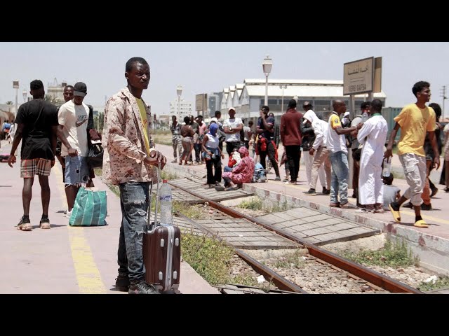 ⁣تونس: إجلاء مئات المهاجرين و"ترحيلهم إلى الحدود الجزائرية" وفق منظمة غير حكومية
