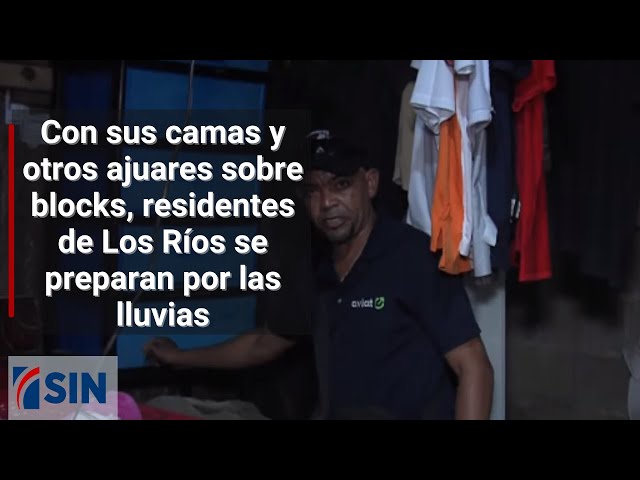 ⁣Con sus camas y otros ajuares sobre blocks, residentes de Los Ríos se preparan por las lluvias