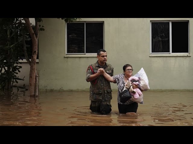 ⁣Al menos 55 muertos y 70.000 desplazados por las terribles inundaciones de Brasil