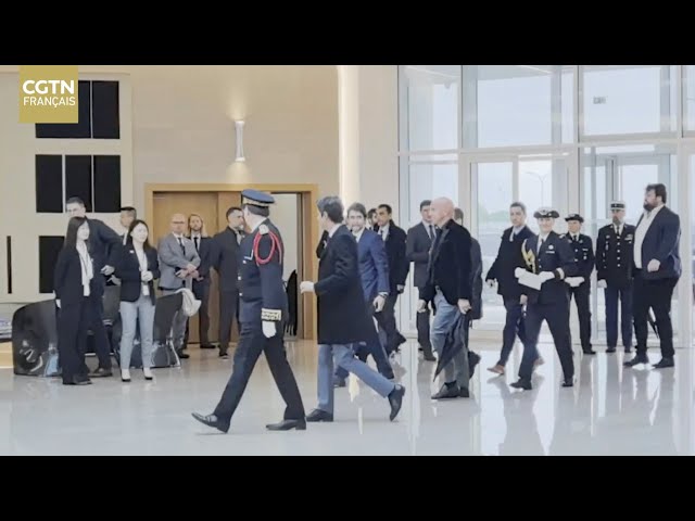⁣Le président Xi Jinping a été accueilli à l'aéroport par le Premier ministre français