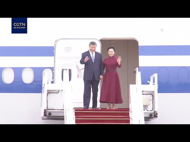 ⁣Си Цзиньпин вышел из самолета в аэропорту Парижа