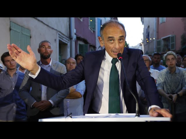 ⁣فرنسا: القيادي اليميني المتطرف إريك زمور يتعرض للرشق بالبيض خلال حملته الانتخابية في كورسيكا