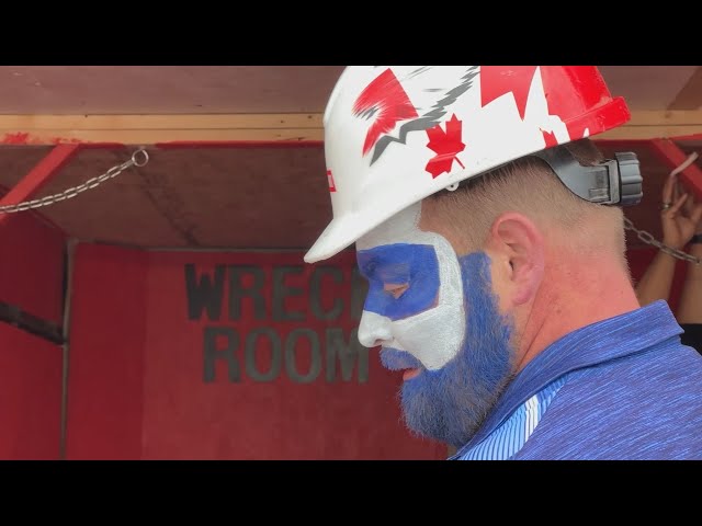 ⁣Popular sports bar hosts 'Rage Room' for Leafs fans