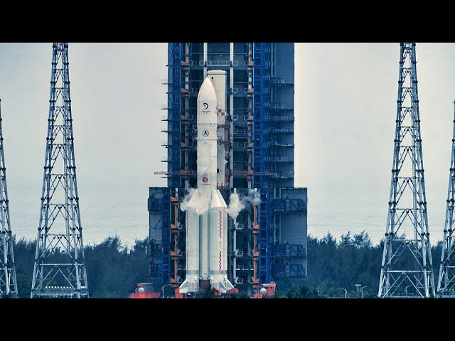 ⁣La fusée Longue Marche-5 a transporté la sonde lunaire Chang'e-6 dans l'espace