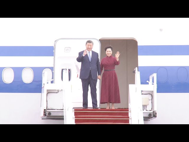 ⁣شي جين بينغ يصل إلى باريس وفي استقباله رئيس الوزراء الفرنسي وحشد من كبار المسؤولين الفرنسيين