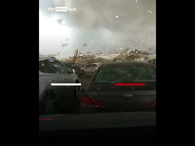 ⁣بلحظات.. إعصار يمحو مبنى شركة في نبراسكا