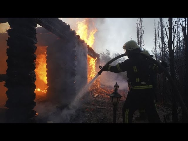 ⁣Misiles guiados rusos siembran la destrucción en Járkov dejando 17 heridos